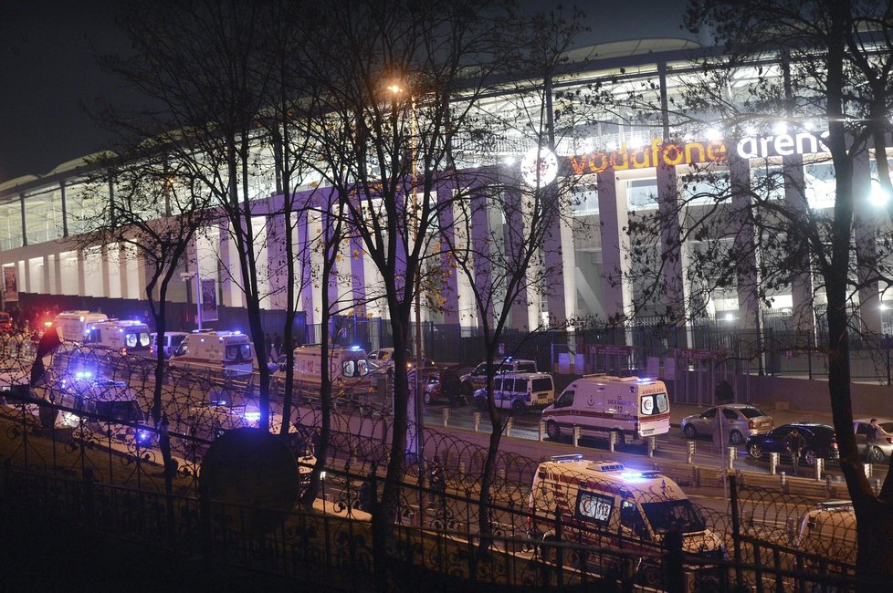 Sobotní výbuchy u fotbalového stadionu istanbulského klubu Besiktas zabily 29 lidí a 166 jich zranily.