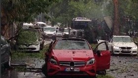 Výbuch v Istanbulu: Explodovala nálož v autě. Několik zraněných.