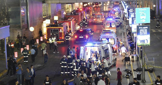 Na Atatürkově letišti v Istanbulu se v úterý večer ozvaly dvě exploze.