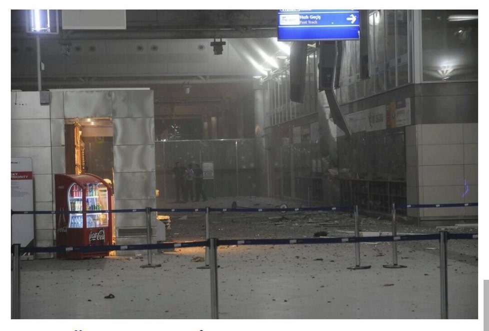 Na Atatürkově letišti v Istanbulu se v úterý večer ozvaly dvě exploze.