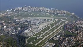 Letištěm v Istanbulu otřásl výbuch a bylo slyšet střelbu.