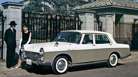 První japonský automobil s naftou pod kapotou byl šestimístný sedan. Propadl