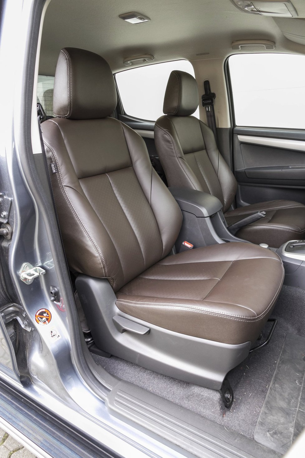 Do výbavy Premium patří i vyhřívaná kožená sedadla s elektrickým nastavováním na místě řidiče