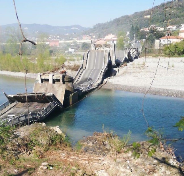 U Italské Aully spadl most.