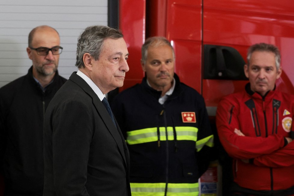 Italský premiér Mario Draghi v záchranném štábu, který koordinuje práce po zřícení ledovce v Alpách.