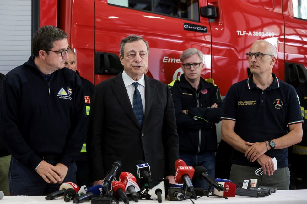 Italský premiér Mario Draghi v záchranném štábu, který koordinuje práce po zřícení ledovce v Alpách.