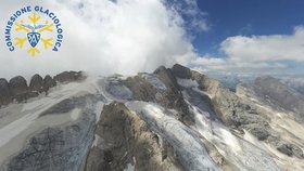 Záběry ledovce v italských Alpách před zřícením