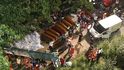 Při nehodě autobusu na jihoitalské dálnici mezi Neapolí a Bari zahynulo v neděli večer nejméně 39 lidí.