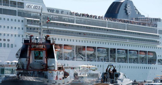 Obří výletní loď smetla v Benátkách malé plavidlo: Čtyři zraněné turistky