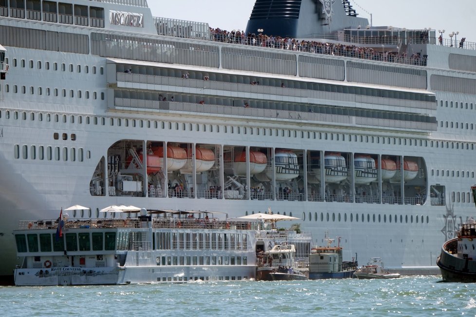 Obří výletní loď narazila při pokusu o zakotvení v Benátkách do přístavního mola a menšího plavidla. Při nárazu utrpělo zranění nejméně pět lidí. (2.6.2019)