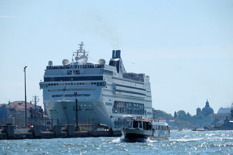 Obří výletní loď narazila při pokusu o zakotvení v Benátkách do přístavního mola a menšího plavidla. Při nárazu utrpělo zranění nejméně pět lidí. (2.6.2019)