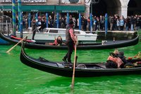 Ekoradikálové řádili v Benátkách. Za obarvení vody padly pokuty i zákaz pobytu
