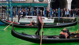 Aktivisté obarvili vodu v Benátkách.