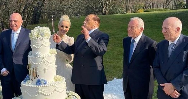 Bývalý italský premiér Berlusconi (85) do toho praštil: Tajná svatba!