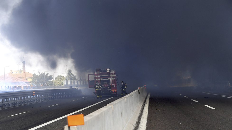 Exploze nedaleko letiště v italské Boloni zanechala minimálně 20 zraněných.