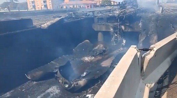 V důsledku exploze se nedaleko letiště v italské Boloni částečně zřítil most.