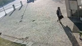 Kamery zachytily Itala, jak si kráčí pro dávky.