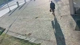 Kamery zachytily Itala, jak si kráčí pro dávky.