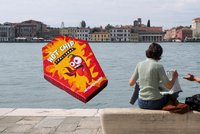 České ultra pálivé brambůrky narazily v Itálii: Přestanou je prodávat? Problémy měly už ve Francii