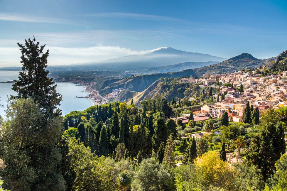 Město Taormina v pozadí se sopkou Etnou na Sicílii