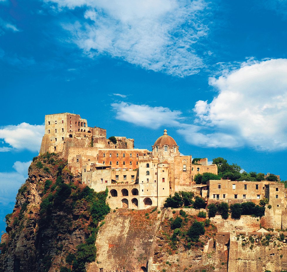 Dominantou ostrova Ischia je Aragonský hrad nad přístavem