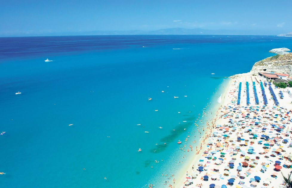 Kalábrie (na snímku pláž Tropea) je oblíbeným místem dovolených i Italů, kteří by např. na Bibione ani nepáchli