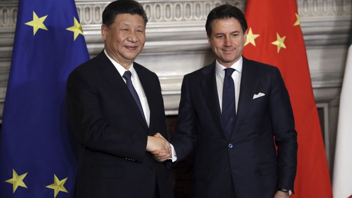 Čínský prezident Si Ťin-pching a italský premiér Giuseppe Conte Čínský prezident Si Ťin-pching a italský premiér Giuseppe Conte