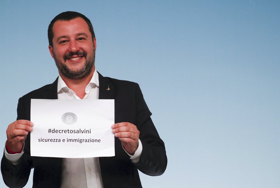 Italský ministr vnitra Matteo Salvini prosadil přísný dekret o migraci. Na snímku drží papír s názvem dekretu o migraci a bezpečnosti.