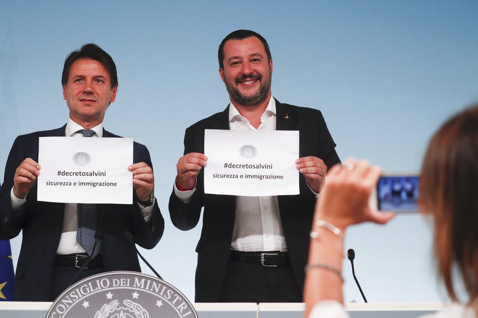 Italský ministr vnitra Matteo Salvini prosadil přísný dekret o migraci. Na snímku s premiérem Contem.