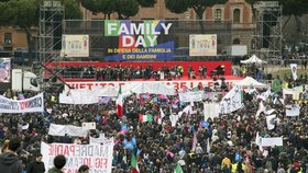 V Itálii se masově protestuje proti sňatkům gayů.