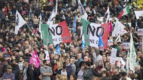V Itálii se masově protestuje proti sňatkům gayů.