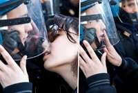 Při protestu políbila těžkooděnce: Teď ji viní ze sexuálního obtěžování!