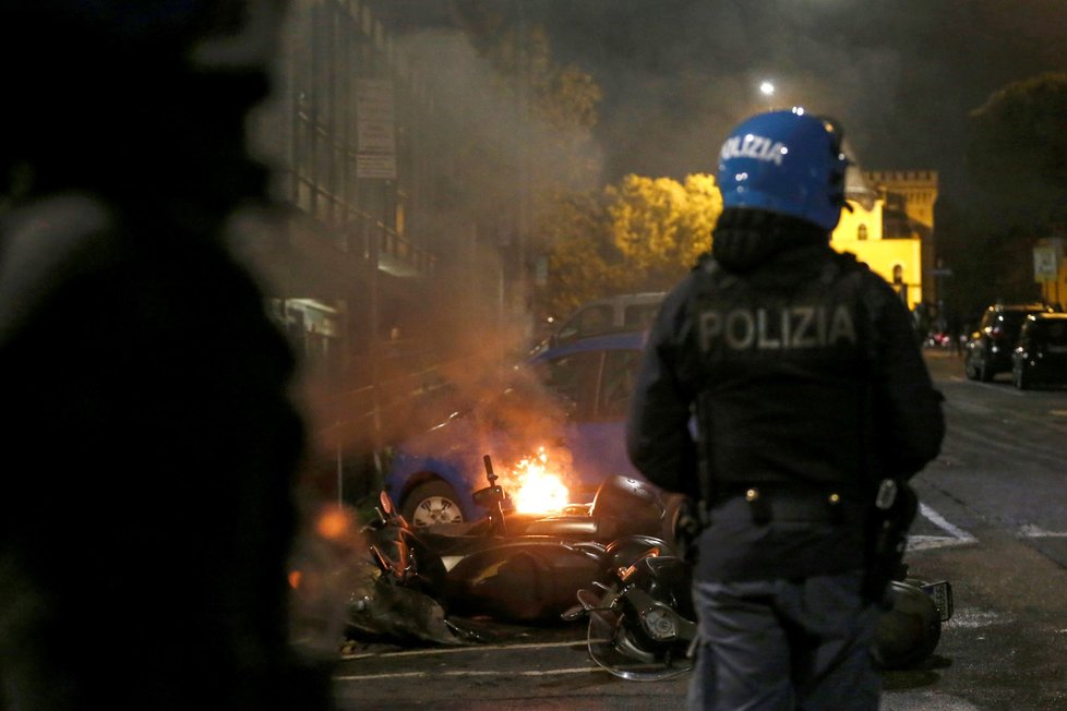 Italové protestovali proti opatřením, ta se dále zpřísní (25. 10. 2020).