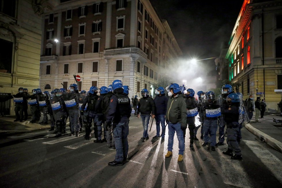 Italové protestovali proti opatřením, ta se dále zpřísní (25. 10. 2020)