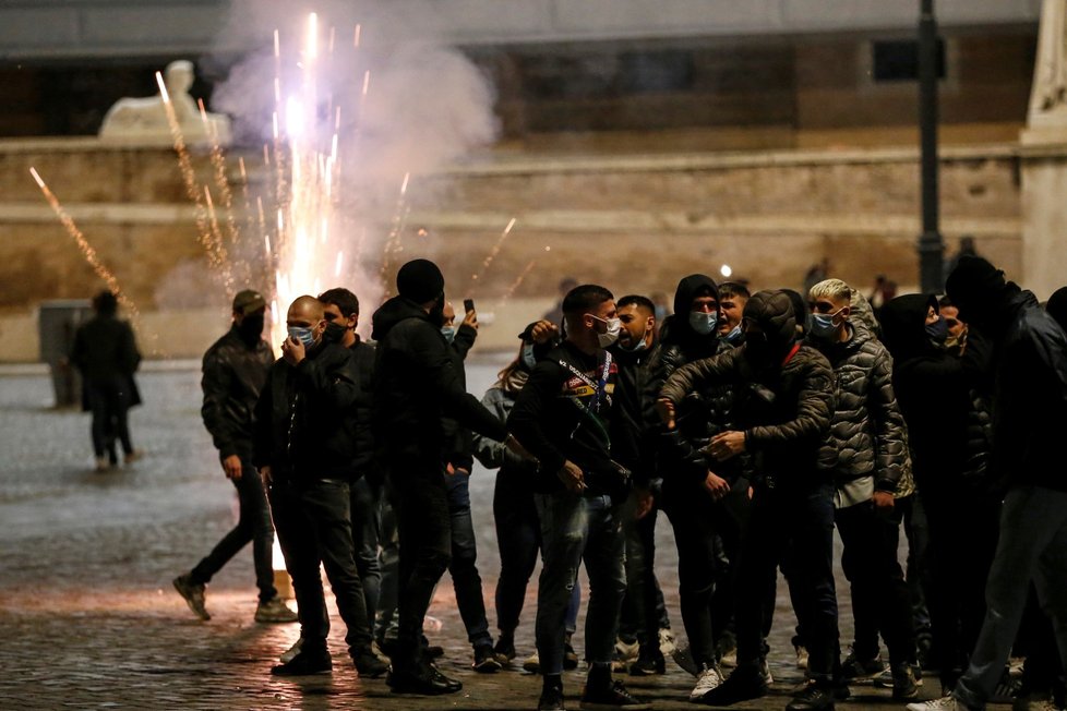 Italové protestovali proti opatřením, ta se dále zpřísní (25. 10. 2020).