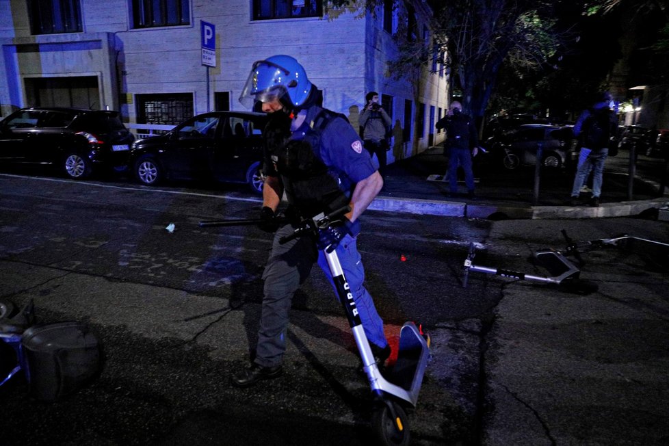 Italové protestovali proti opatřením, ta se dále zpřísní (25. 10. 2020)