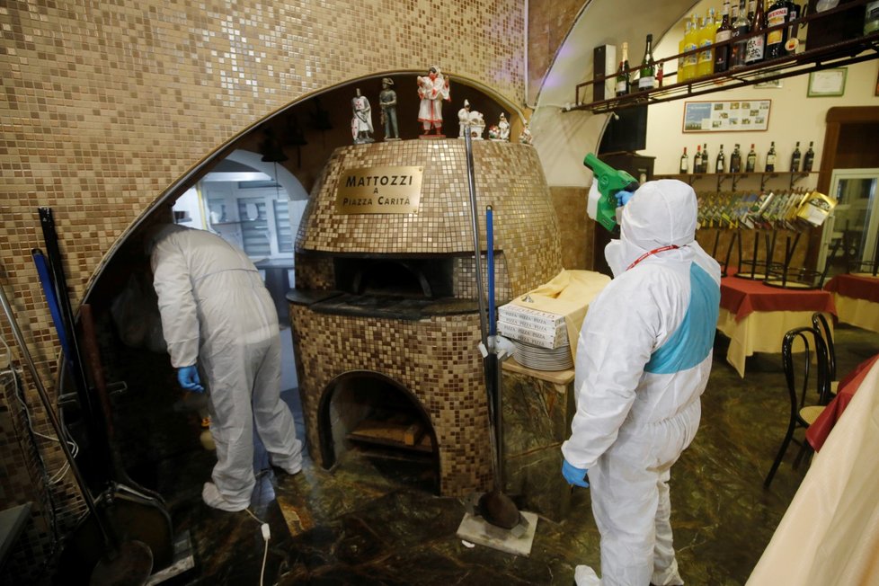 Koronavirus v Itálii: Restaurace se před znovuotevřením dezinfikují (23. 4. 2020).