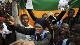 Libyjští migranti při protestu v Římě