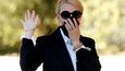 Předsedkyně poroty filmového festivalu v Benátkách Cate Blanchettová neměla při příjezdu roušku, tak si chrání obličej šátkem