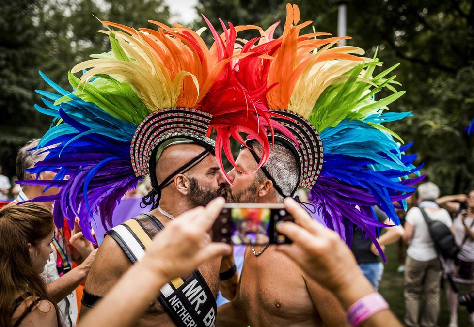 Austrálie chce umožnit homosexuálům uzavírat manželství.