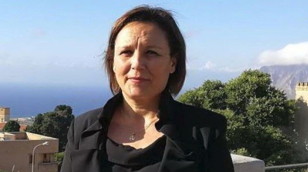 Italská poslankyně Piera Aiellová po 15 letech odhalila svou tvář.