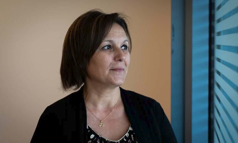 Italská poslankyně Piera Aiellová po 15 letech odhalila svou tvář.