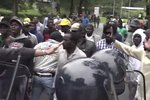 Uprchlíci se střetli s policií.