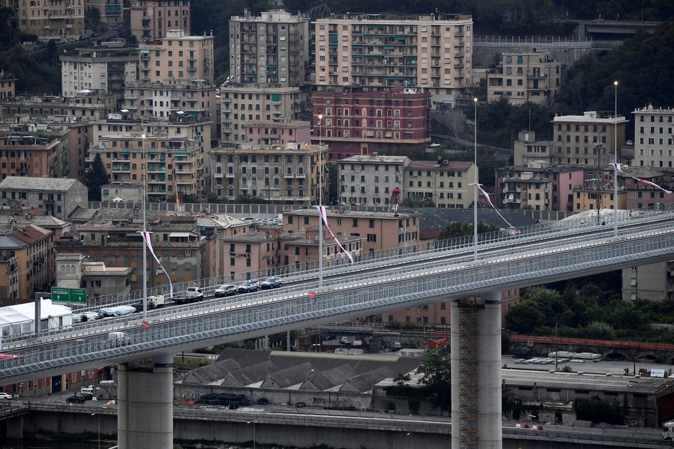 V severoitalském Janově byl v pondělí večer slavnostně otevřen nový dálniční most na místě Morandiho mostu, který se v létě 2018 zřítil (3. 8. 2020)