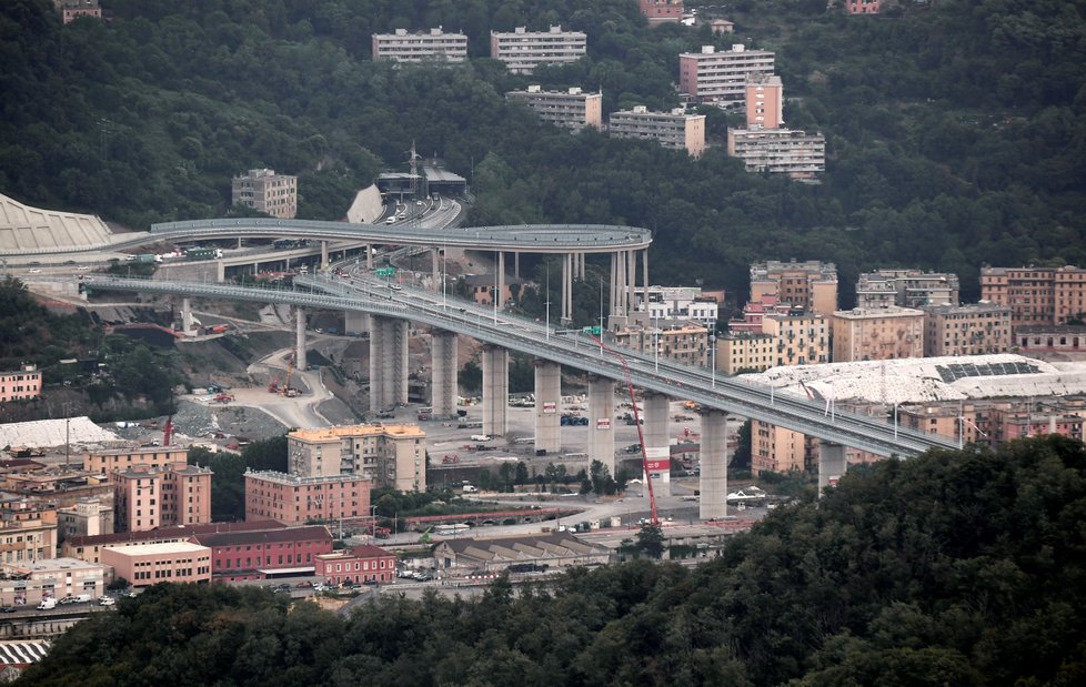 V severoitalském Janově byl v pondělí večer slavnostně otevřen nový dálniční most na místě Morandiho mostu, který se v létě 2018 zřítil (3. 8. 2020)