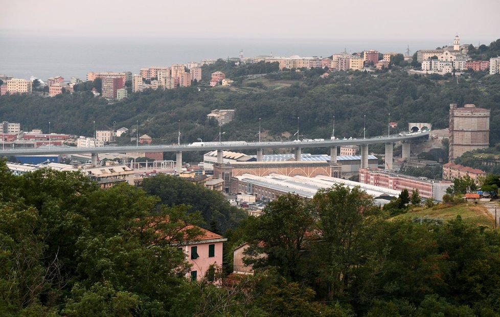 V severoitalském Janově byl v pondělí večer slavnostně otevřen nový dálniční most na místě Morandiho mostu, který se v létě 2018 zřítil (3. 8. 2020)