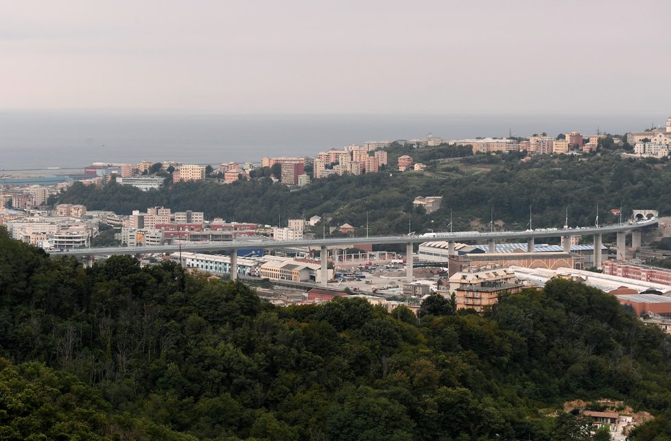 V severoitalském Janově byl v pondělí večer slavnostně otevřen nový dálniční most na místě Morandiho mostu, který se v létě 2018 zřítil (3. 8. 2020)