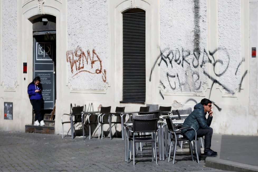 Veřejná prostranství v Itálii zejí prázdnotou (8. 3. 2020).