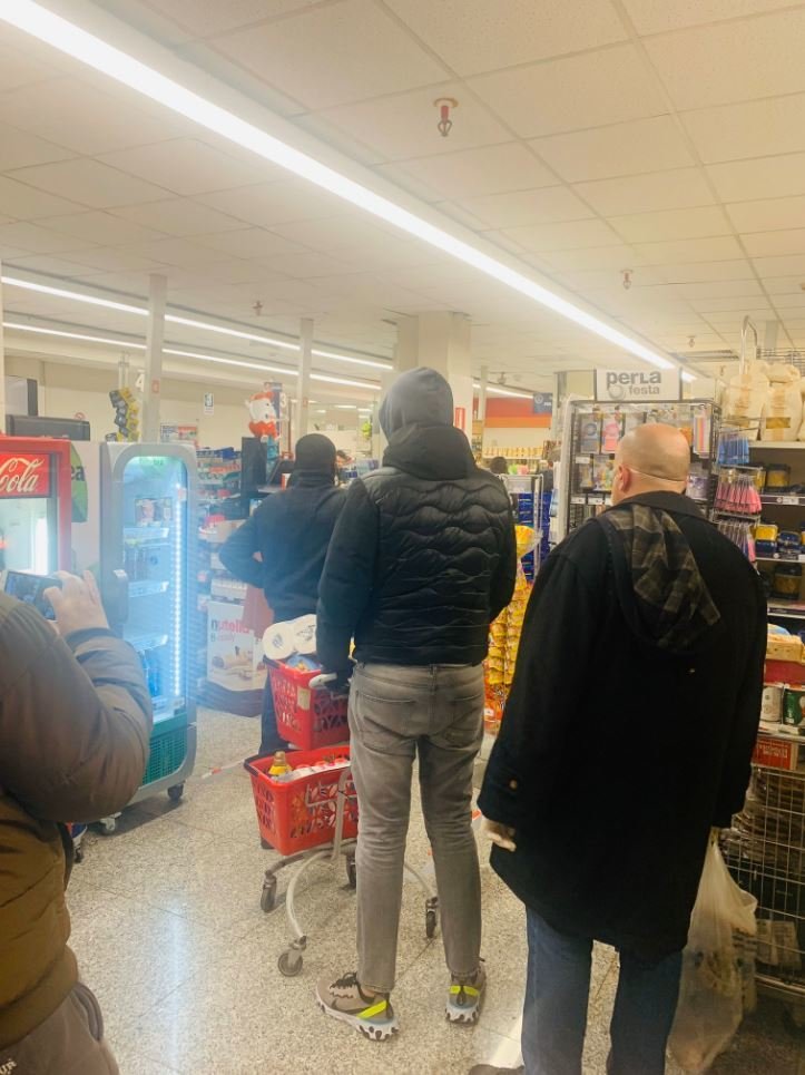 Italové po vyhlášení karantény vyrazili na nákupy, před obchody se tvoří dlouhé fronty (10.3.2020).
