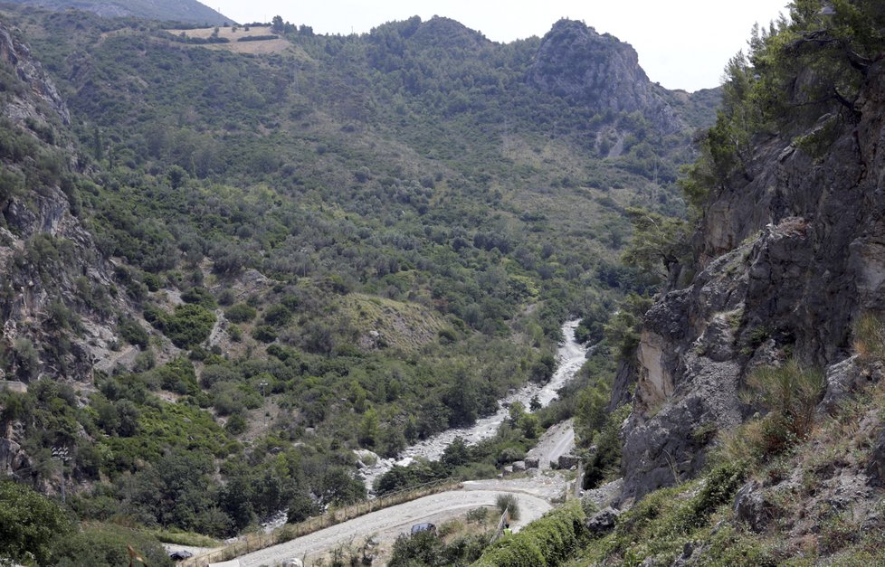 Na jihu Itálie kvůli rozvodněné řece zemřelo nejméně 10 lidí. Zachráněných je 23